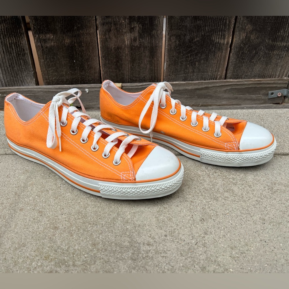 Like new bright Orange Converse Chuck Taylor All Star low tops